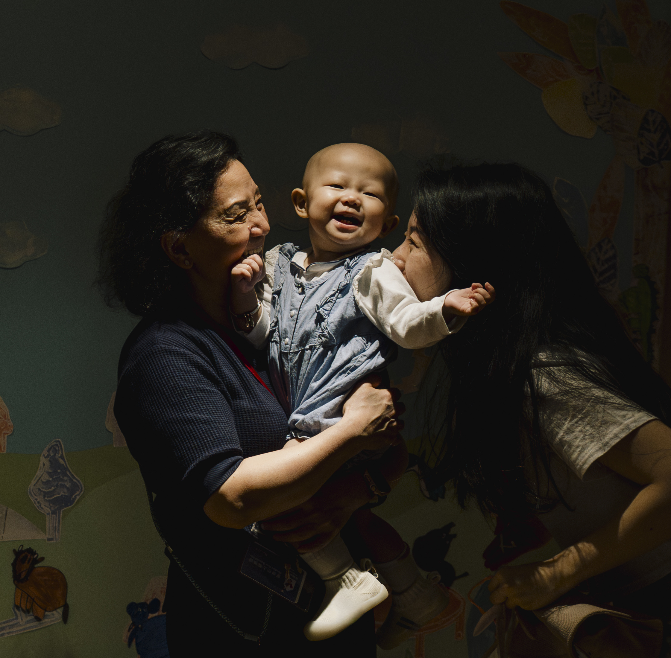 017 Twowomenandsmilingbaby 2243x2201 Trim3757102760003228 Crop W2243 Crop H2201 Crop X3757 Crop Y1027